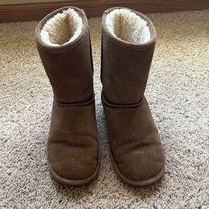 Light brown bear paw boots